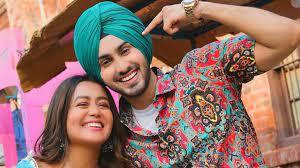  An accident happened at the airport in front of Neha Kakkar and Rohanpreet.