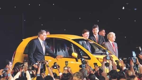 Famous businessman Ratan tata visited Taj hotel in Nano car