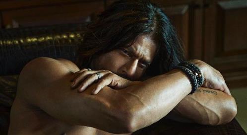 Shahrukh Khan flaunted his 8pack abs by going shirtless.